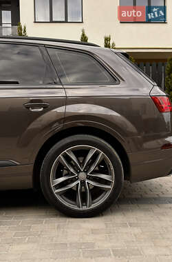 Внедорожник / Кроссовер Audi Q7 2015 в 