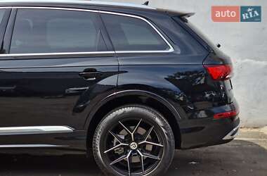Позашляховик / Кросовер Audi Q7 2021 в 