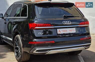 Позашляховик / Кросовер Audi Q7 2021 в 