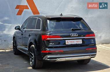 Позашляховик / Кросовер Audi Q7 2021 в 