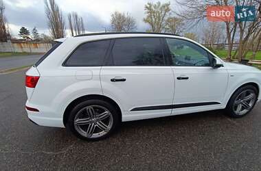 Внедорожник / Кроссовер Audi Q7 2017 в 