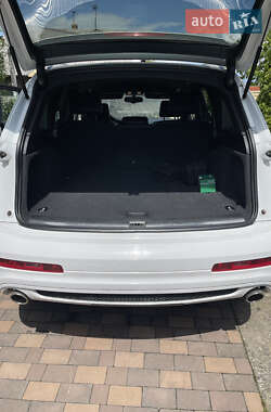 Внедорожник / Кроссовер Audi Q7 2011 в 