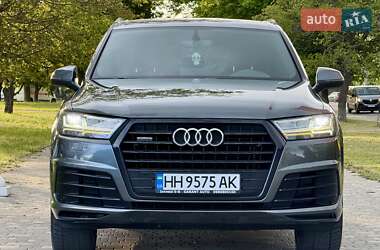 Позашляховик / Кросовер Audi Q7 2018 в 