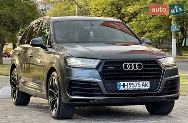 Позашляховик / Кросовер Audi Q7 2018 в 