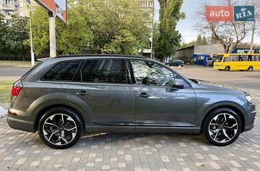 Позашляховик / Кросовер Audi Q7 2018 в 