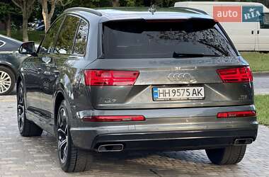 Позашляховик / Кросовер Audi Q7 2018 в 