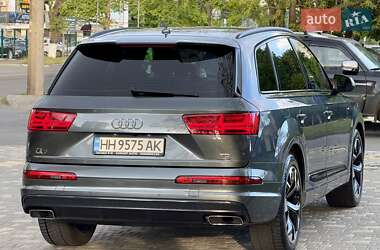 Позашляховик / Кросовер Audi Q7 2018 в 