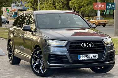Позашляховик / Кросовер Audi Q7 2018 в 