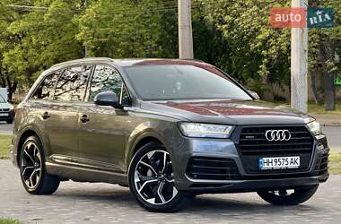 Позашляховик / Кросовер Audi Q7 2018 в 