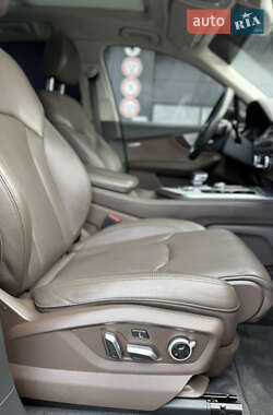 Позашляховик / Кросовер Audi Q7 2015 в 