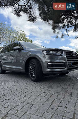 Внедорожник / Кроссовер Audi Q7 2015 в 