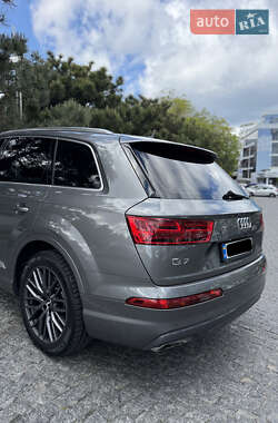 Внедорожник / Кроссовер Audi Q7 2015 в 