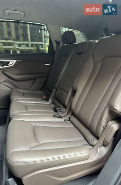 Внедорожник / Кроссовер Audi Q7 2016 в 