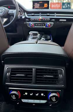Позашляховик / Кросовер Audi Q7 2018 в 