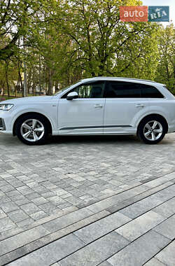 Позашляховик / Кросовер Audi Q7 2021 в 