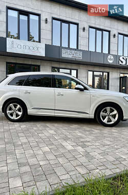 Позашляховик / Кросовер Audi Q7 2021 в 