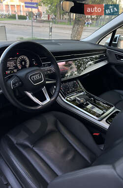 Позашляховик / Кросовер Audi Q7 2021 в 