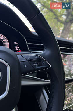 Позашляховик / Кросовер Audi Q7 2021 в 