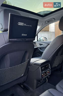 Позашляховик / Кросовер Audi Q7 2021 в 