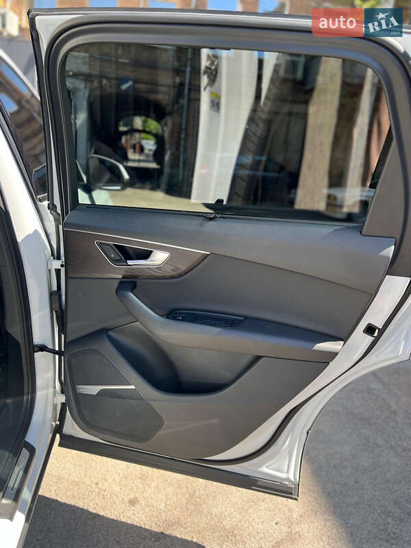 Позашляховик / Кросовер Audi Q7 2020 в Дніпрі