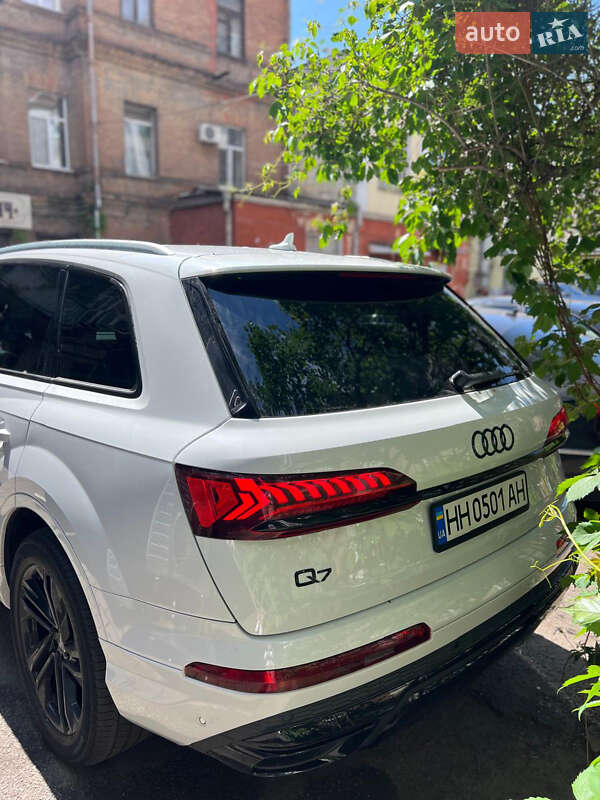 Позашляховик / Кросовер Audi Q7 2020 в Дніпрі