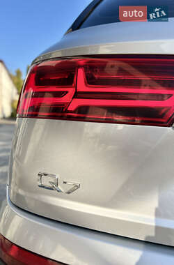 Внедорожник / Кроссовер Audi Q7 2016 в 