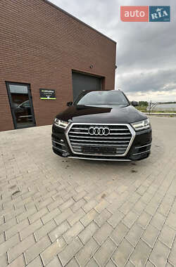Внедорожник / Кроссовер Audi Q7 2017 в 