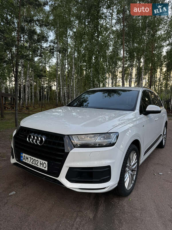 Внедорожник / Кроссовер Audi Q7 2017 в 
