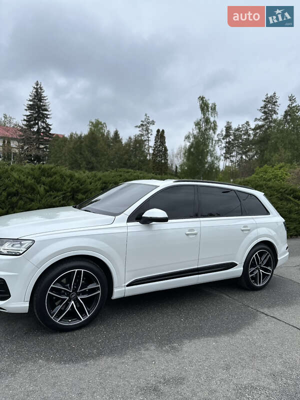 Внедорожник / Кроссовер Audi Q7 2016 в 
