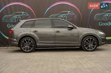 Позашляховик / Кросовер Audi Q7 2018 в 