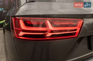 Позашляховик / Кросовер Audi Q7 2018 в 