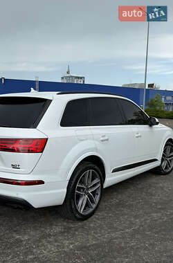 Позашляховик / Кросовер Audi Q7 2018 в 