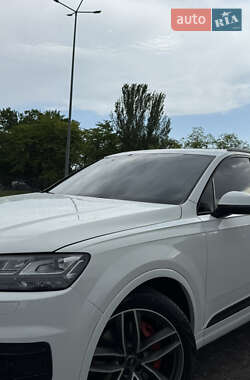 Позашляховик / Кросовер Audi Q7 2018 в 