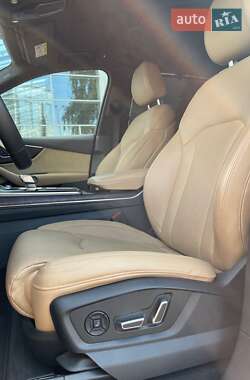 Позашляховик / Кросовер Audi Q7 2020 в 