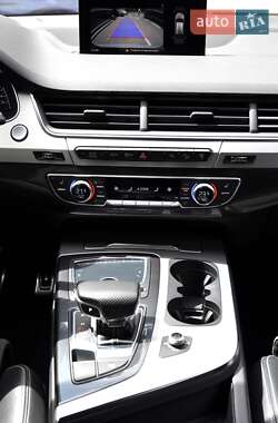 Внедорожник / Кроссовер Audi Q7 2016 в 