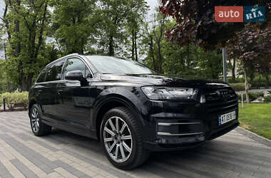 Позашляховик / Кросовер Audi Q7 2018 в 