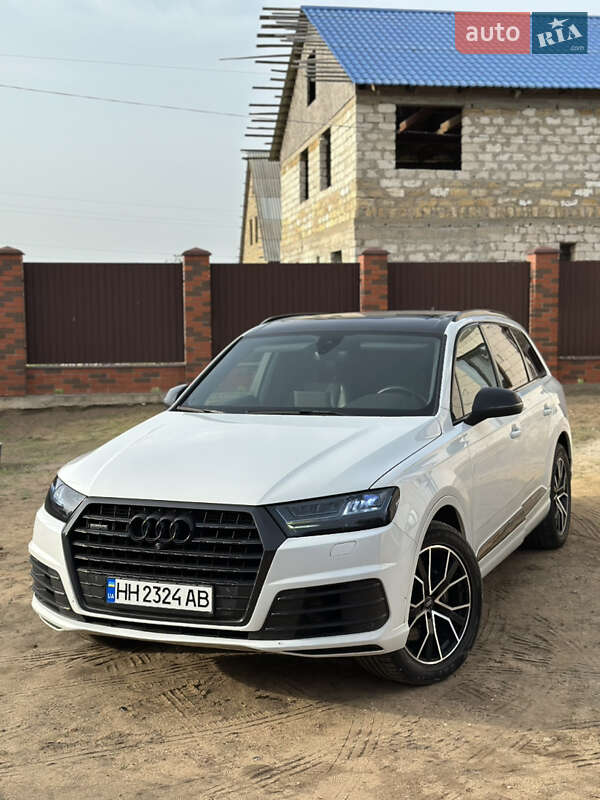 Внедорожник / Кроссовер Audi Q7 2016 в 