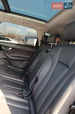 Внедорожник / Кроссовер Audi Q7 2015 в 