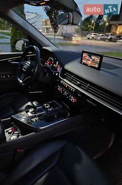Внедорожник / Кроссовер Audi Q7 2015 в 
