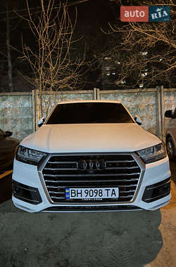 Позашляховик / Кросовер Audi Q7 2016 в 