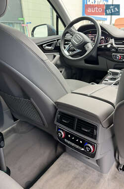 Внедорожник / Кроссовер Audi Q7 2017 в 