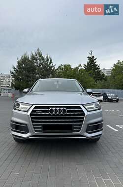 Внедорожник / Кроссовер Audi Q7 2015 в 