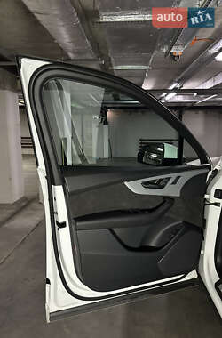 Внедорожник / Кроссовер Audi Q7 2021 в 