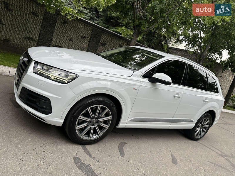 Внедорожник / Кроссовер Audi Q7 2018 в 