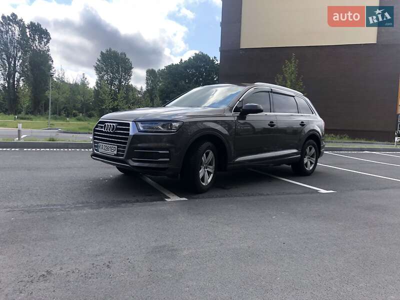 Внедорожник / Кроссовер Audi Q7 2017 в 