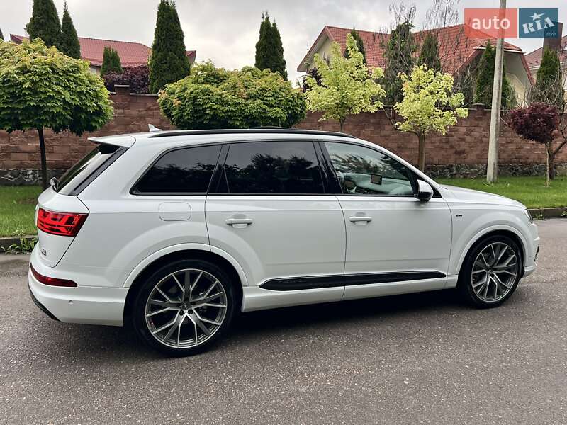 Позашляховик / Кросовер Audi Q7 2018 в Рівному