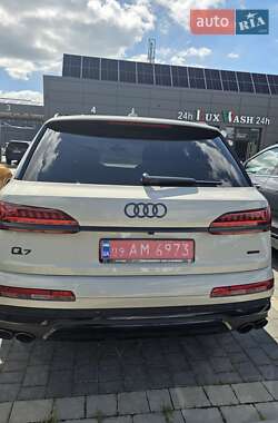 Внедорожник / Кроссовер Audi Q7 2021 в 
