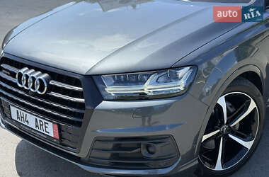 Позашляховик / Кросовер Audi Q7 2018 в 