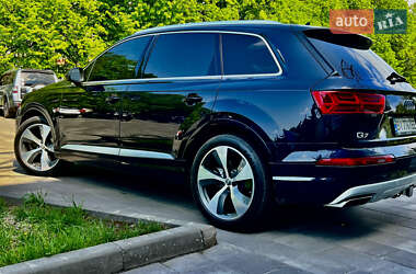 Внедорожник / Кроссовер Audi Q7 2016 в 