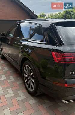 Внедорожник / Кроссовер Audi Q7 2017 в 